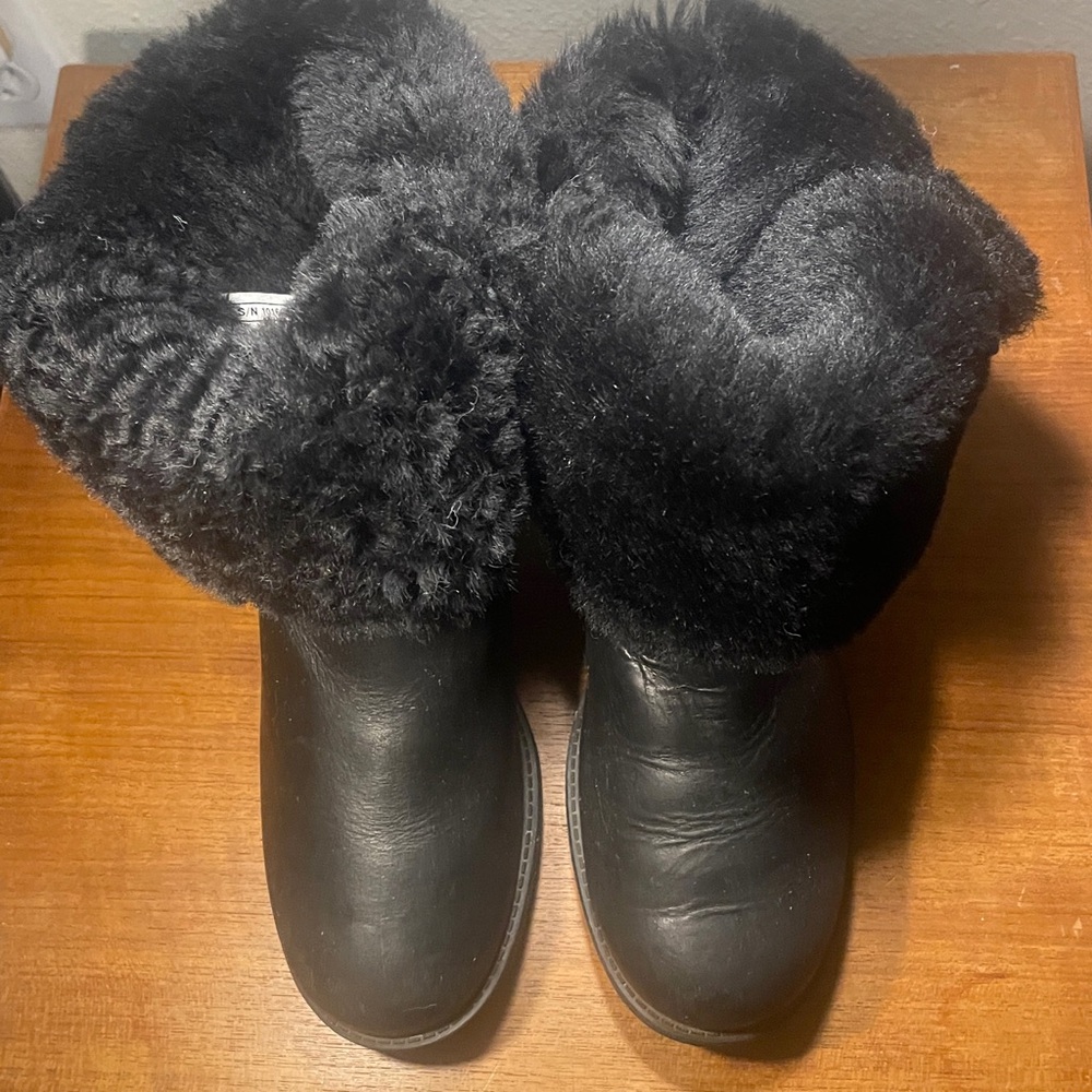 UGG Size 5 Sheepskin and Leather Ankle Boots Buckle on Side has sSide Zipper